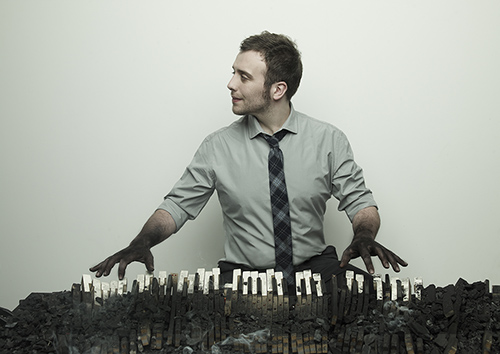 Musicista creativo al Festival di Spoleto, pianista circondato da paesaggio urbano