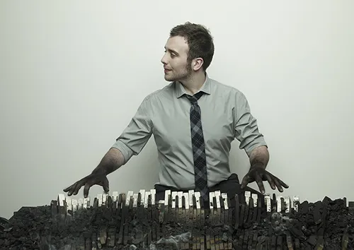 Musicista creativo al Festival di Spoleto, pianista circondato da paesaggio urbano