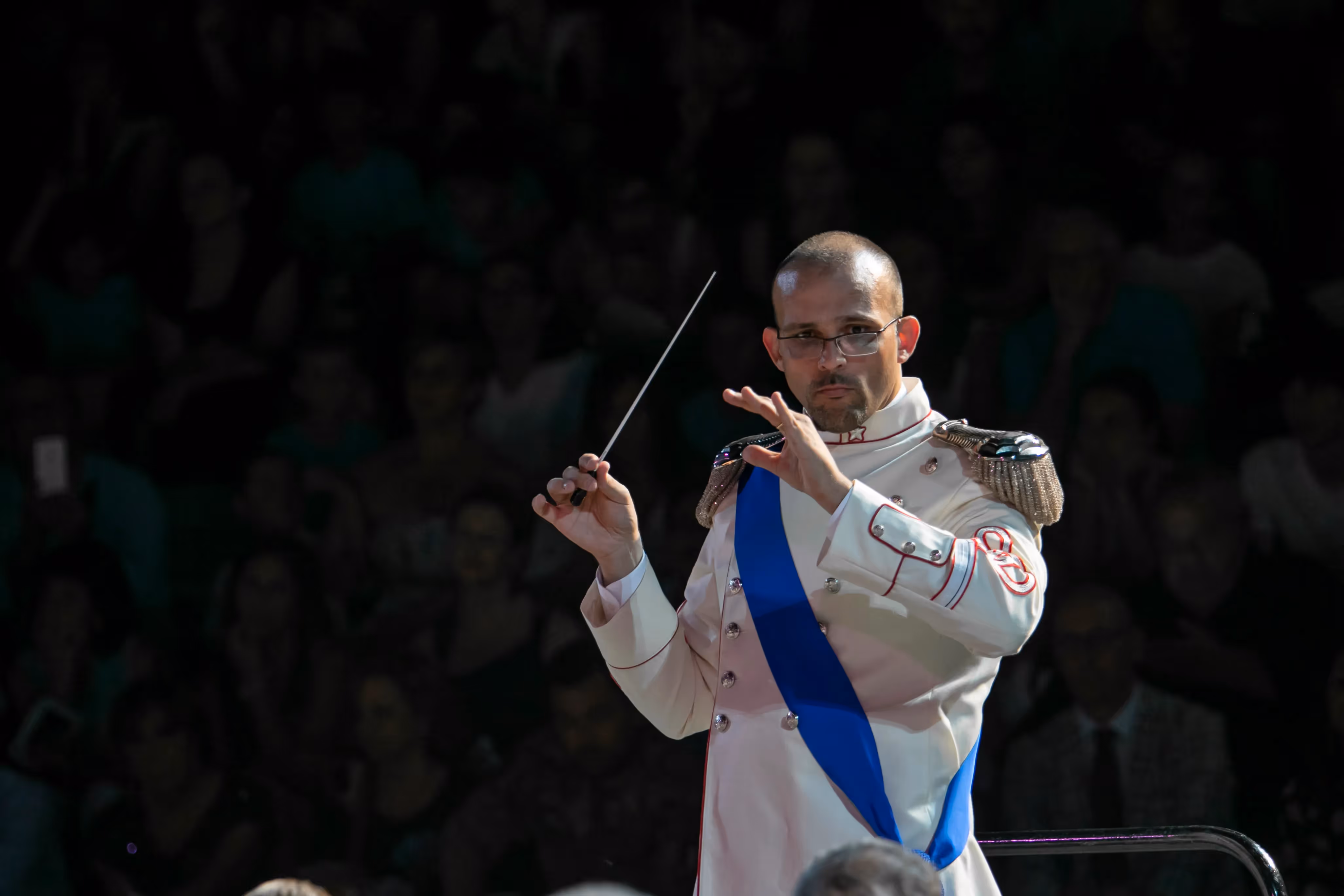 Direttore d'orchestra in abito bianco al Festival di Spoleto