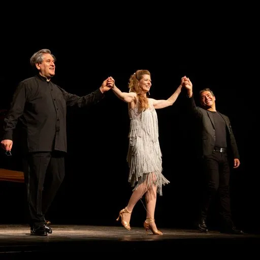 Performers sul palco al Festival di Spoleto, applaudono insieme con gioia