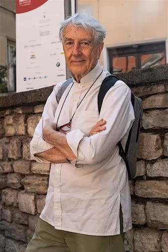 Anziano partecipante al Festival di Spoleto con braccio incrociate