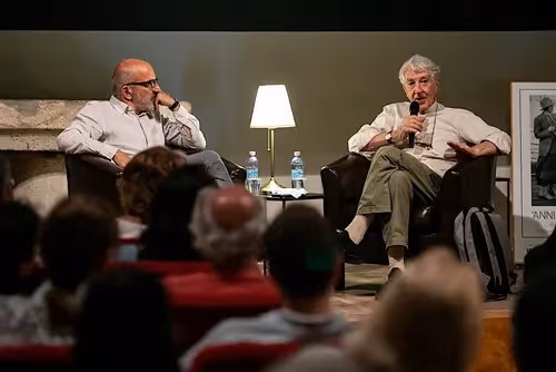 Due relatori durante un dibattito al Festival di Spoleto, pubblico attento