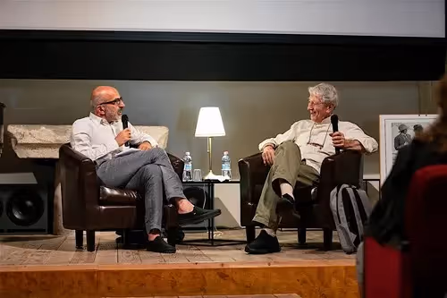 Due intellettuali dialogano sul palco durante il Festival di Spoleto