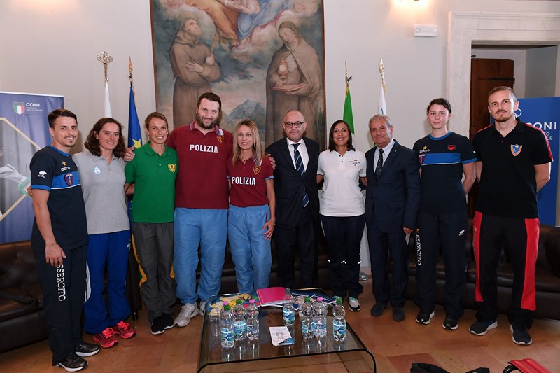 Presentazione ufficiale degli atleti al Festival di Spoleto con rappresentanti istituzionali