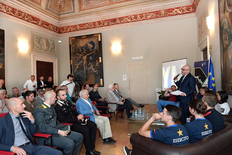 Conferenza stampa del Festival di Spoleto con militari e ospiti in sala elegante