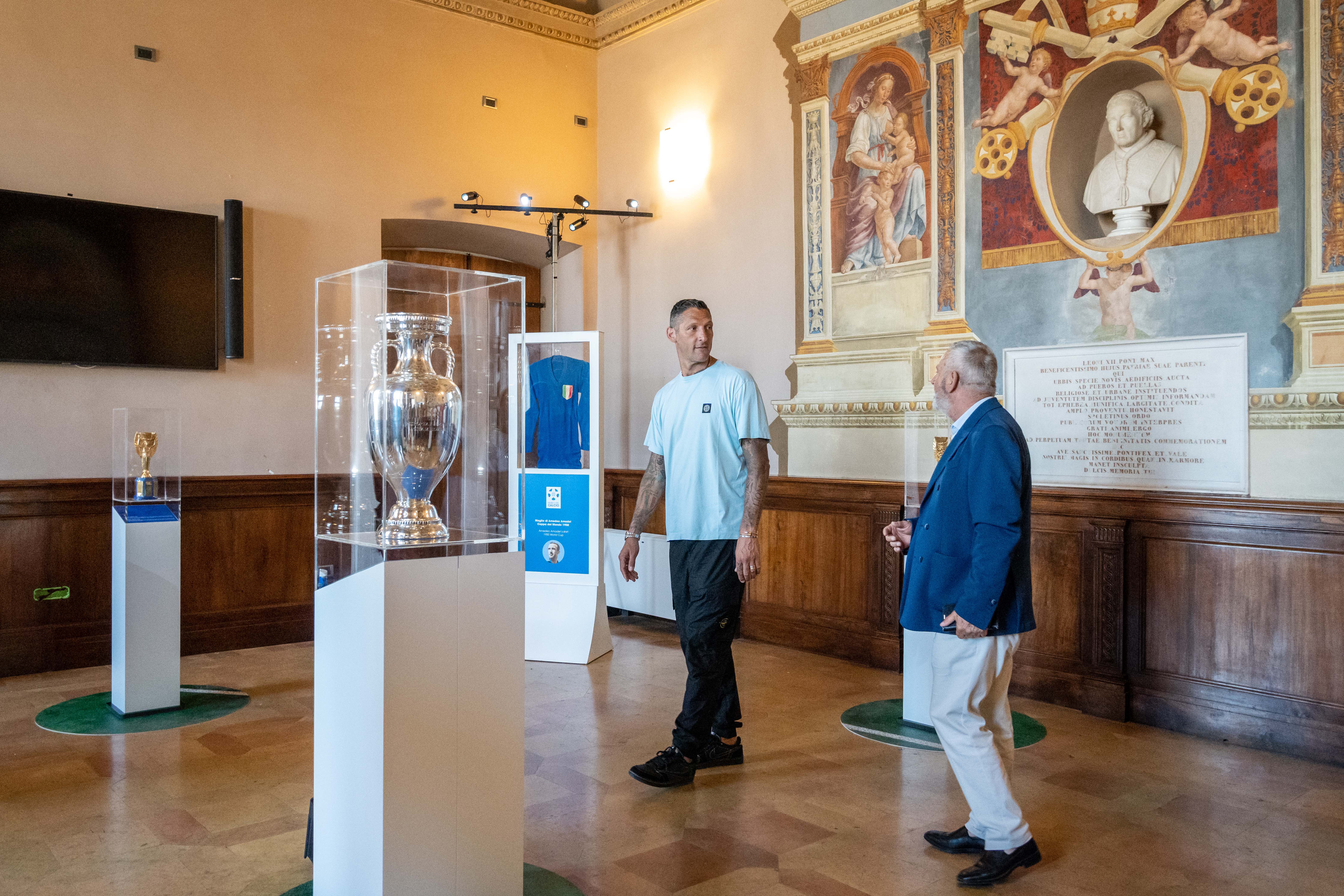 Trofeo Euro 2020 esposto durante il Festival di Spoleto in sala storica