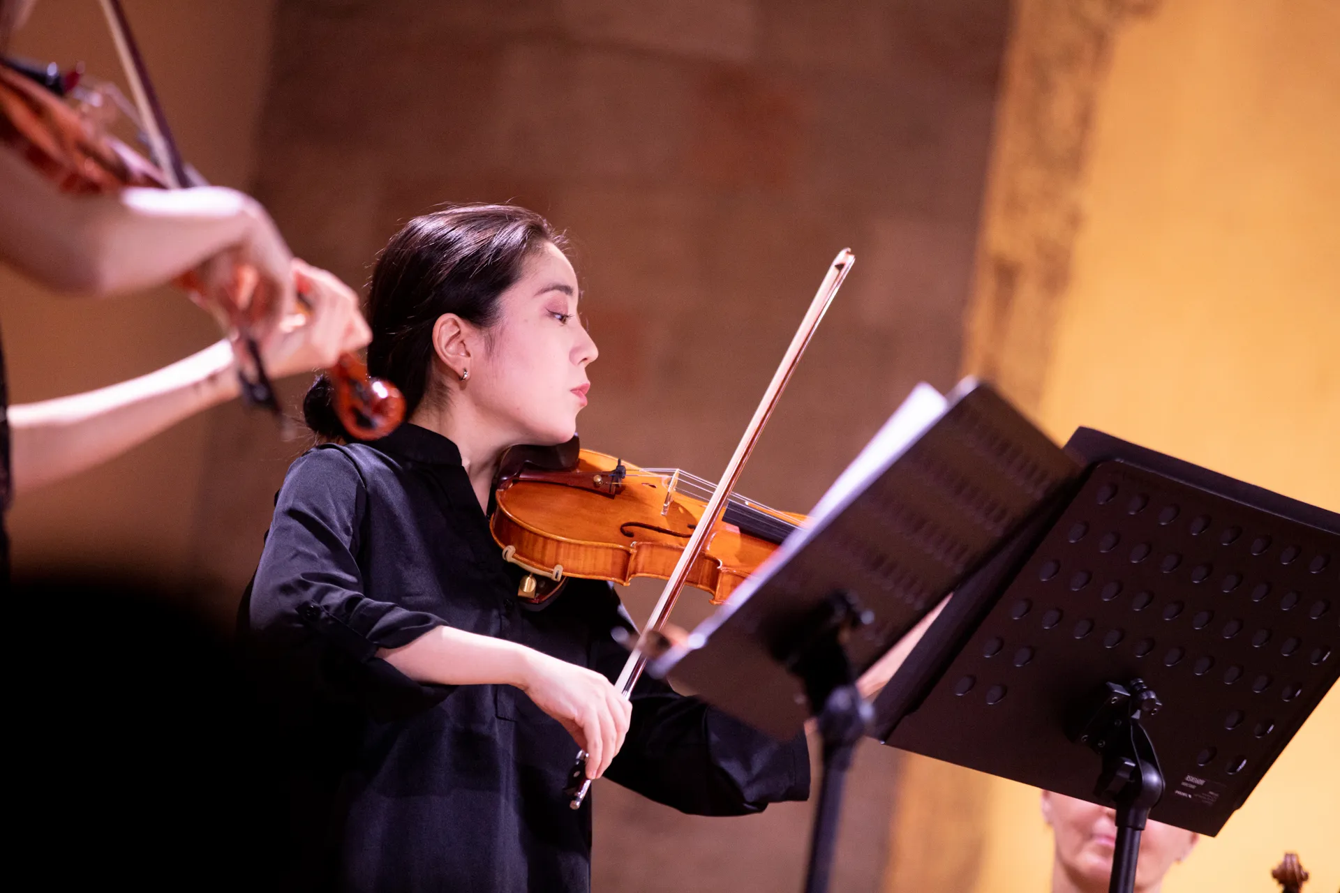 Violinista durante il Festival di Spoleto, concentrata sulla musica classica