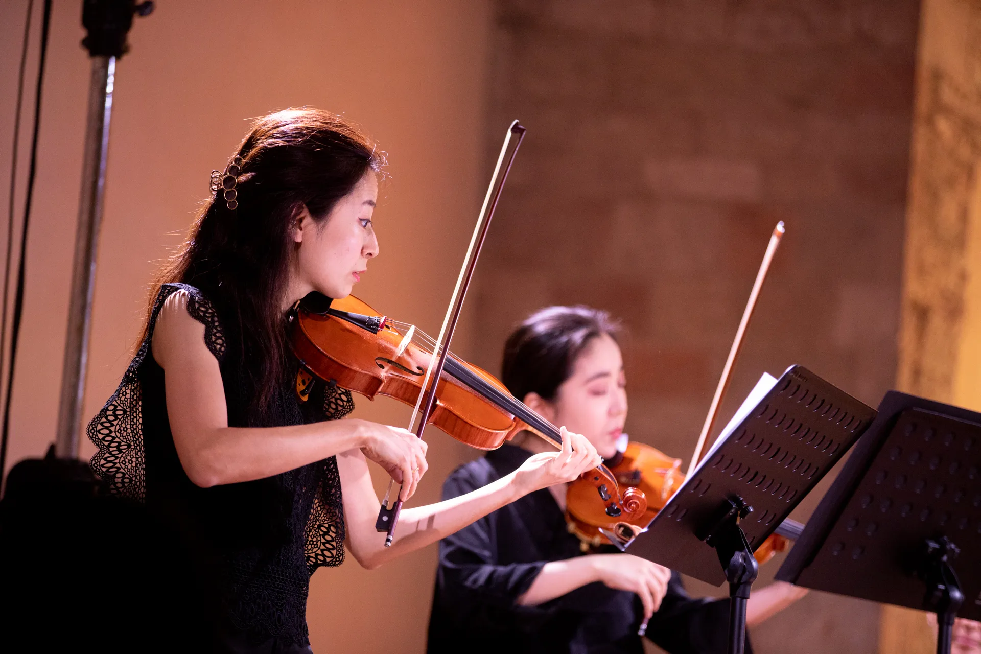 Violiniste al Festival di Spoleto, eleganti musiciste in concerto
