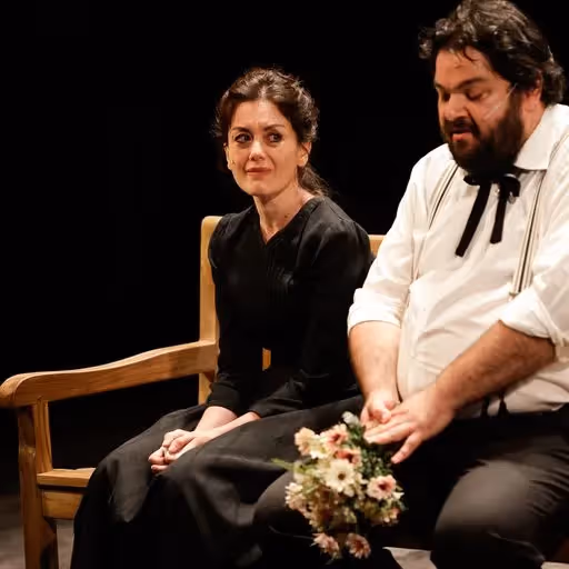 Attori in scena al Festival di Spoleto, momento drammatico con fiori