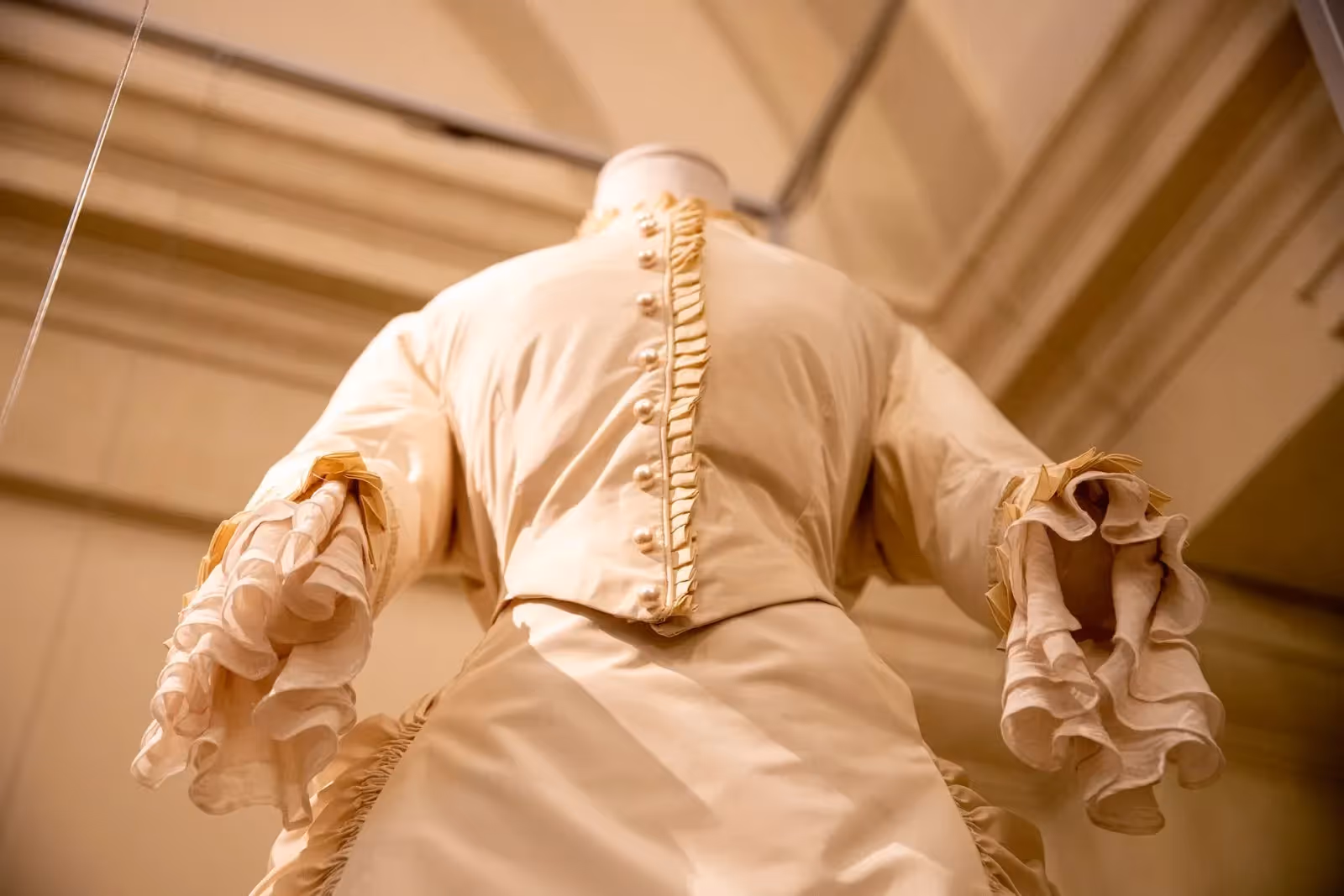 Abito storico elegante al Festival di Spoleto, dettaglio sartoriale raffinato