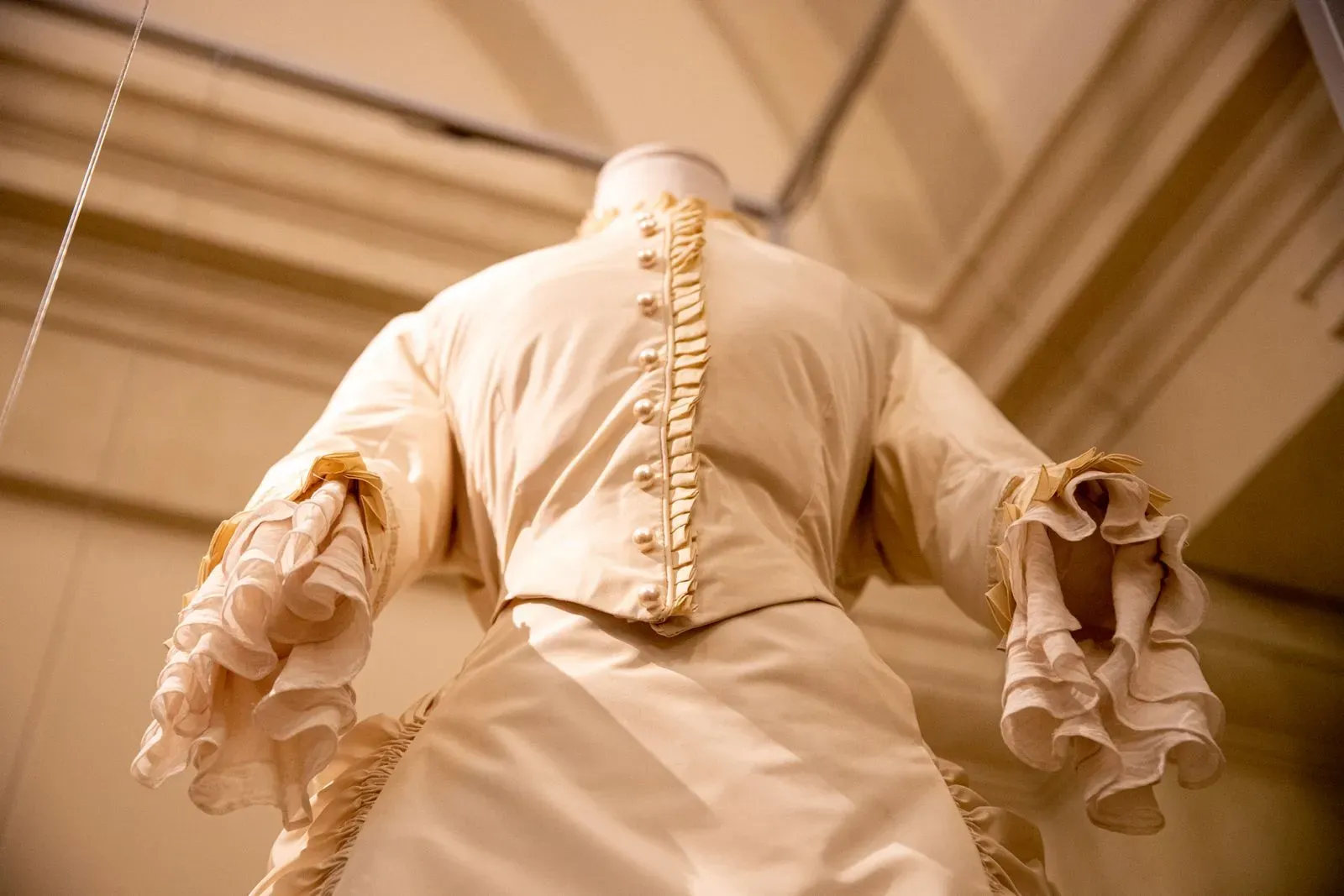 Abito storico elegante al Festival di Spoleto, dettaglio sartoriale raffinato