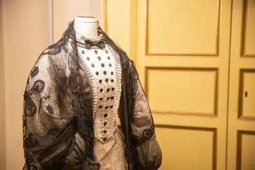 Abito d'archivio esposto al Festival di Spoleto, dettaglio elegante e storico