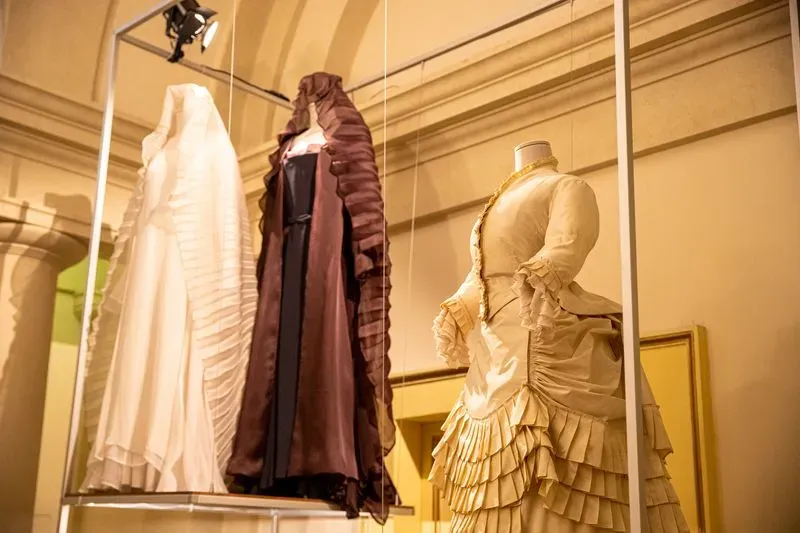 Costumi storici esposti al Festival di Spoleto, eleganti abiti d'epoca