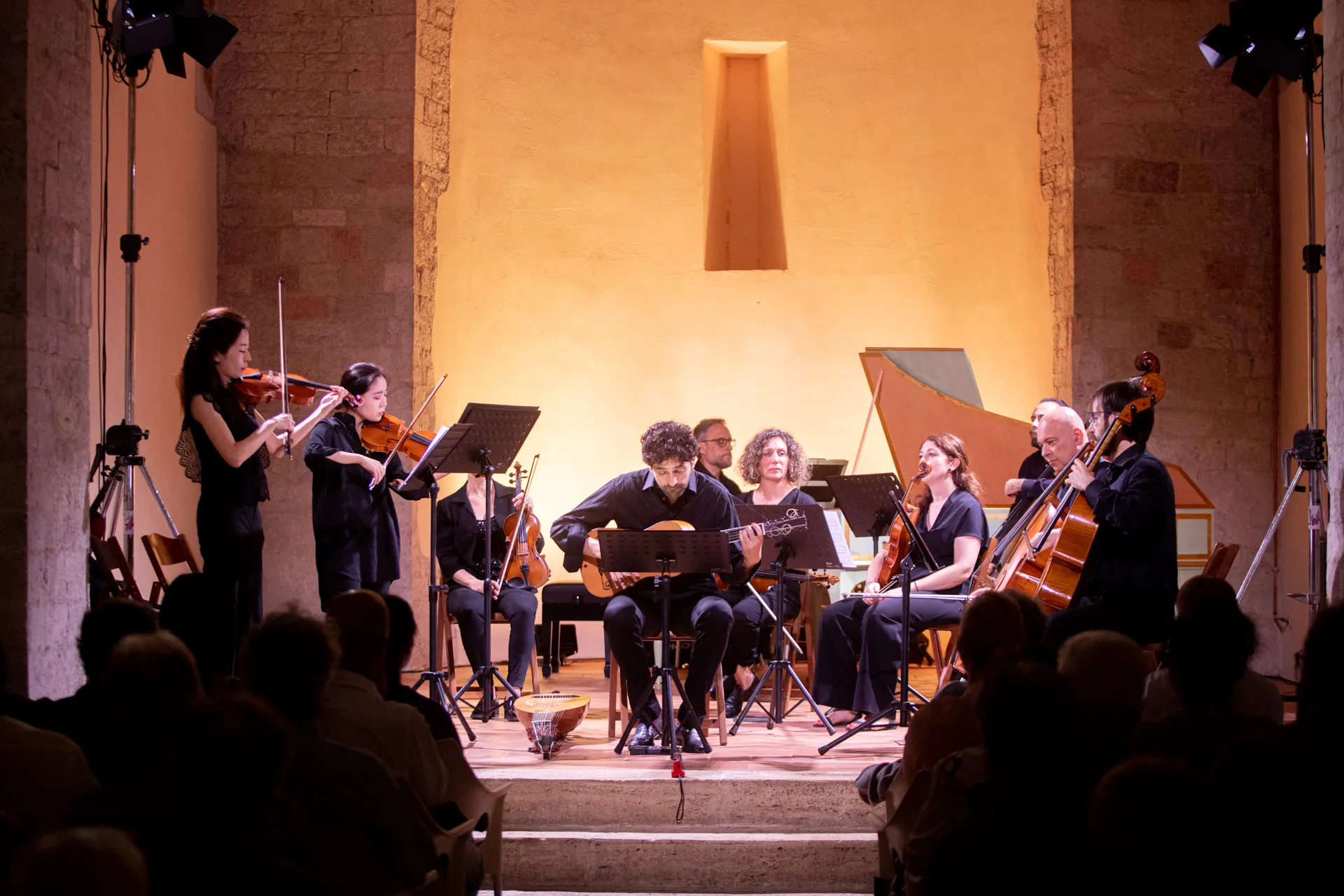 Ensemble musicale si esibisce al Festival di Spoleto in elegante sala antica
