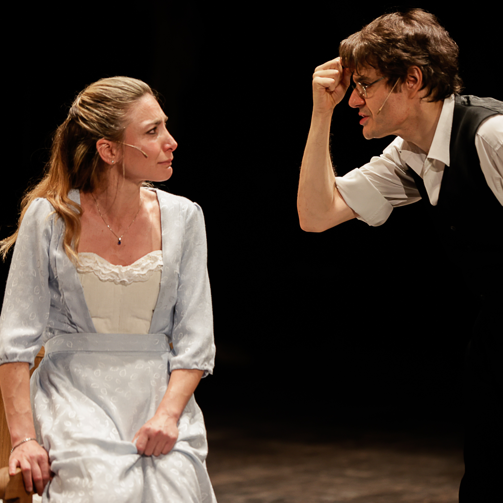 Scena teatrale intensa al Festival di Spoleto con attori in costume