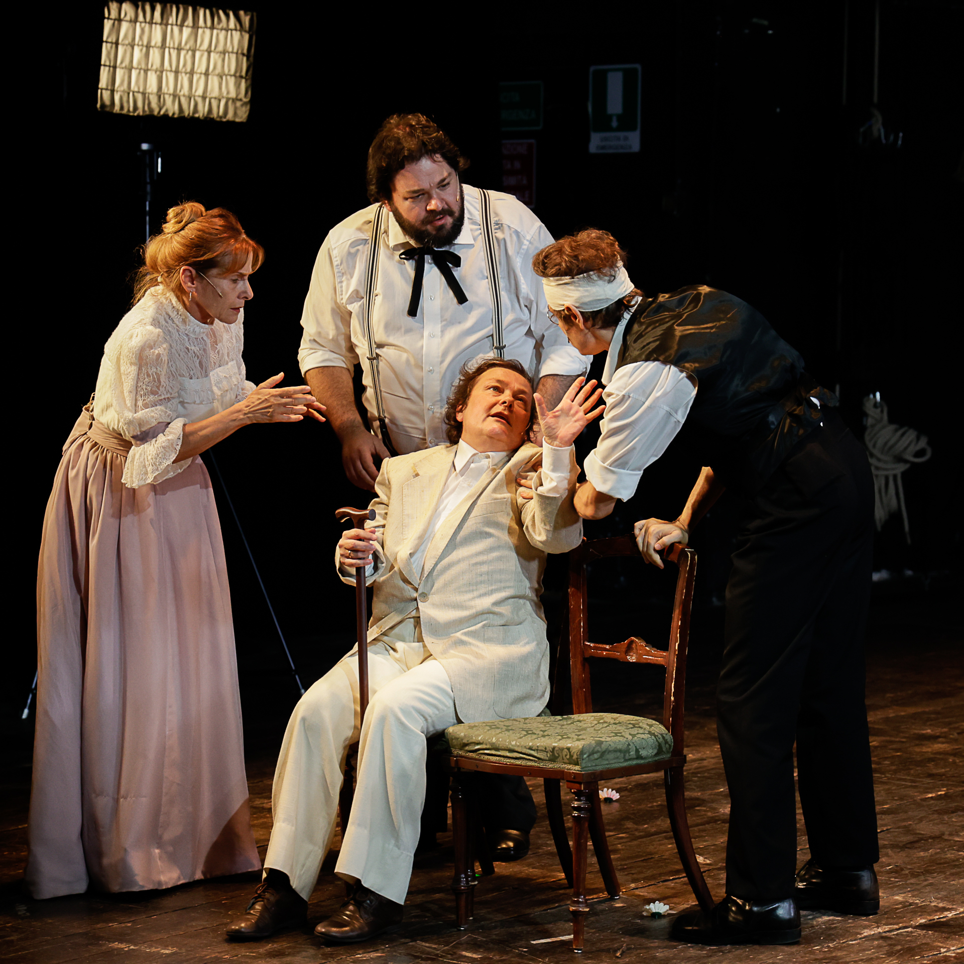 Scena teatrale al Festival di Spoleto con attori in costume d'epoca