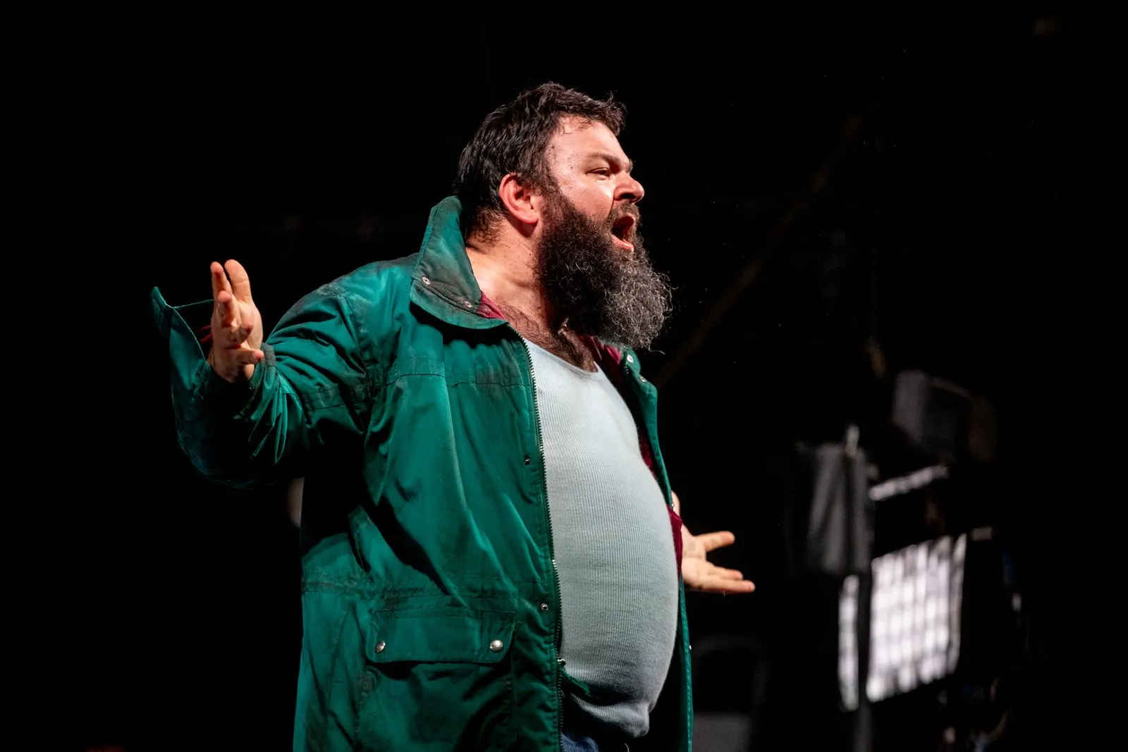 Attore teatrale intenso al Festival di Spoleto, grida con passione