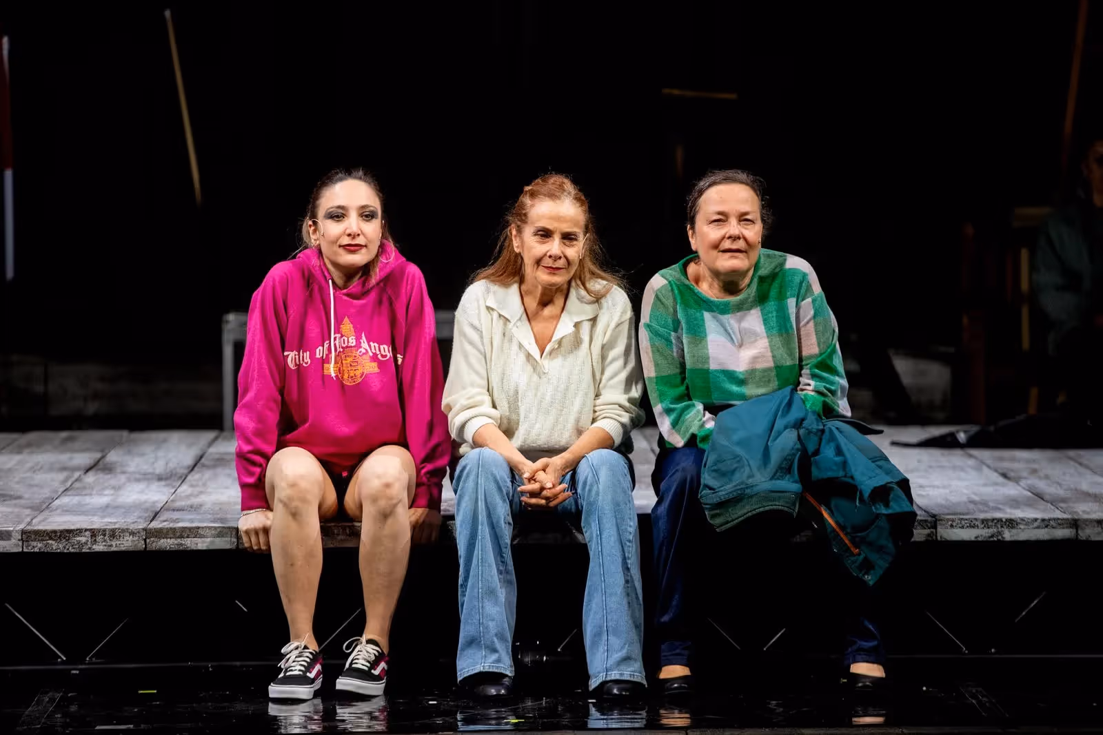 Tre donne sul palco durante il Festival di Spoleto in abiti colorati