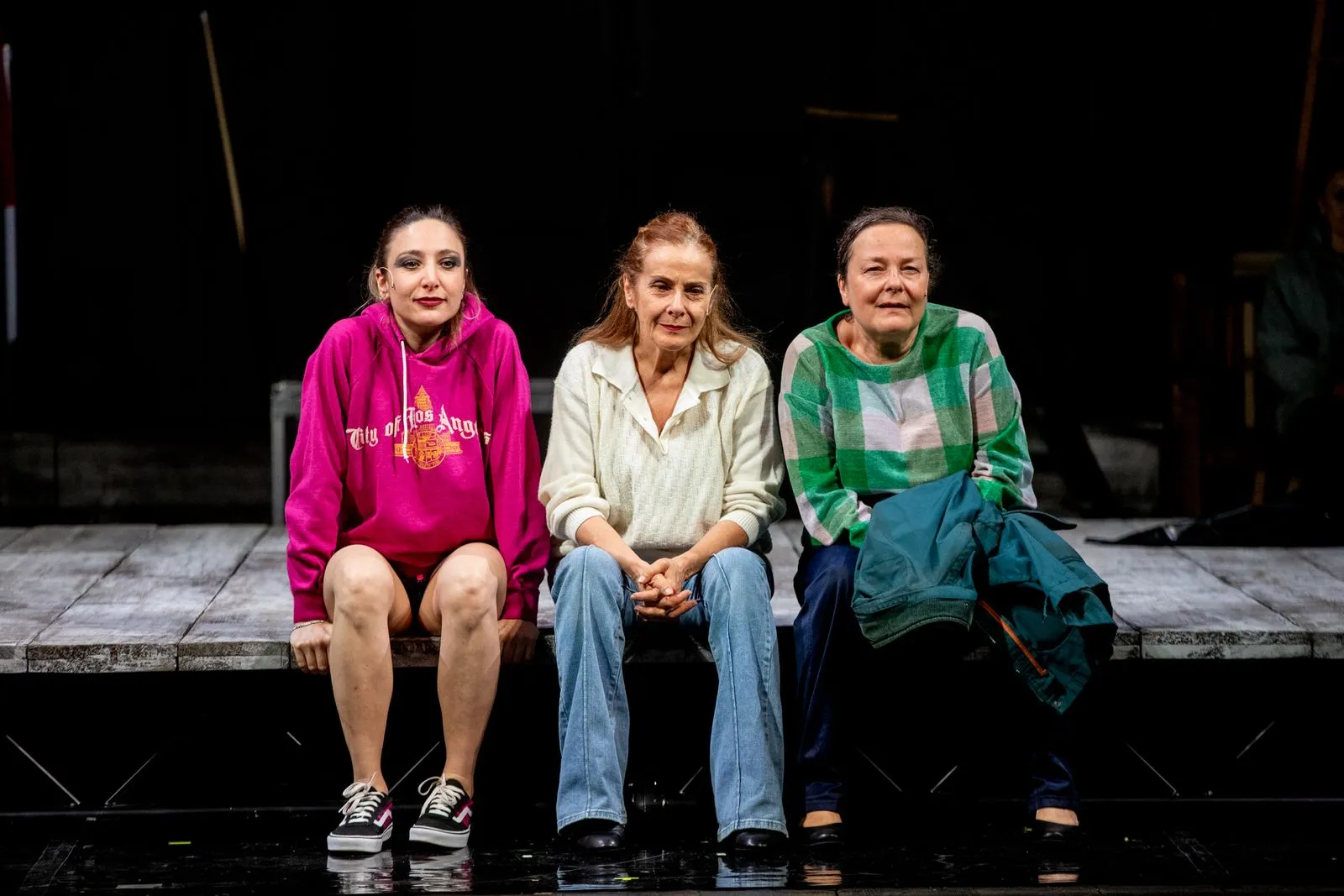 Tre donne sul palco durante il Festival di Spoleto in abiti colorati