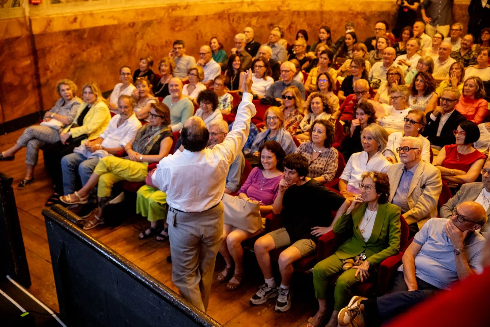 Pubblico numeroso al Festival di Spoleto, un relatore alza la mano