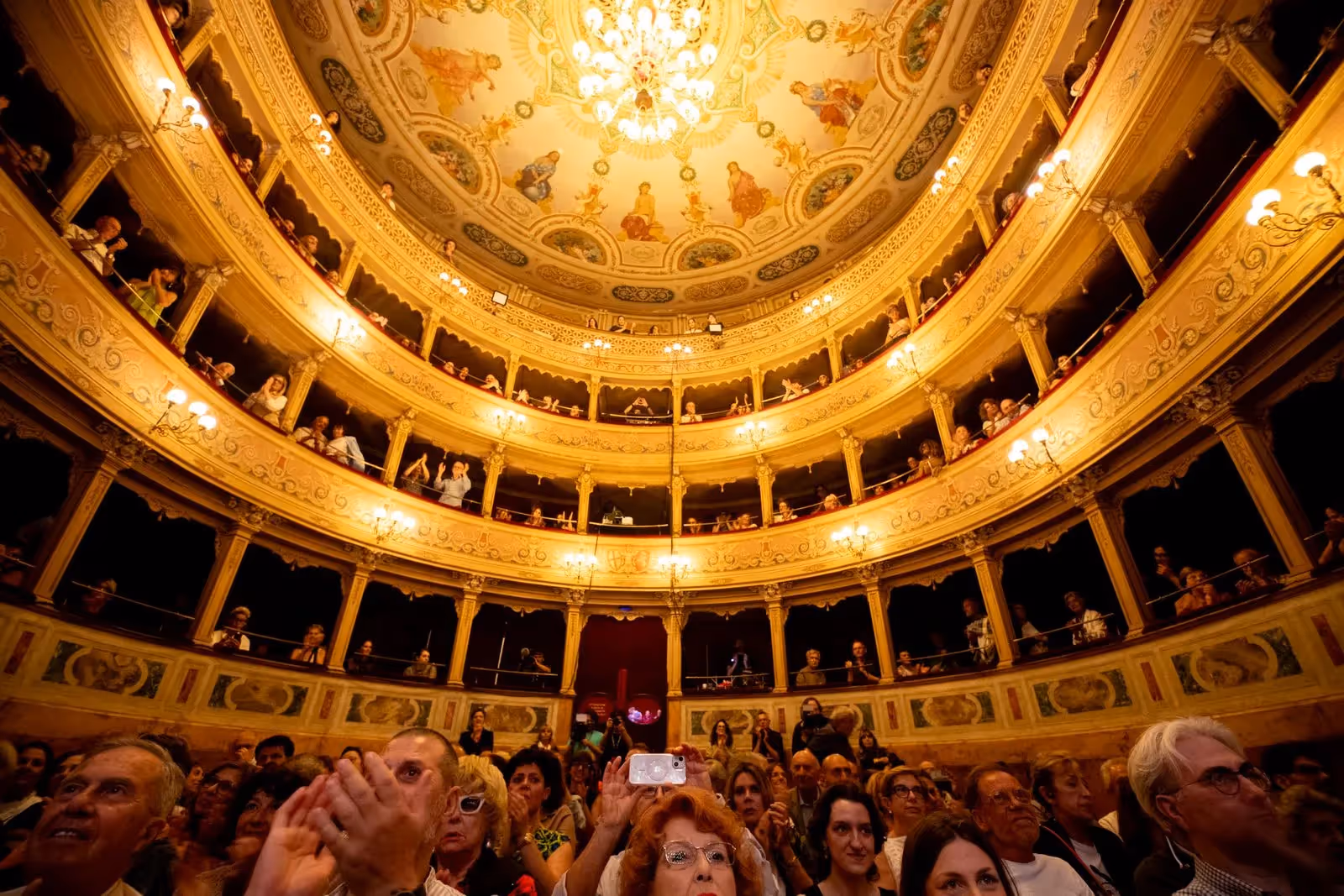Interno del teatro gremito durante il Festival di Spoleto, pubblico emozionato