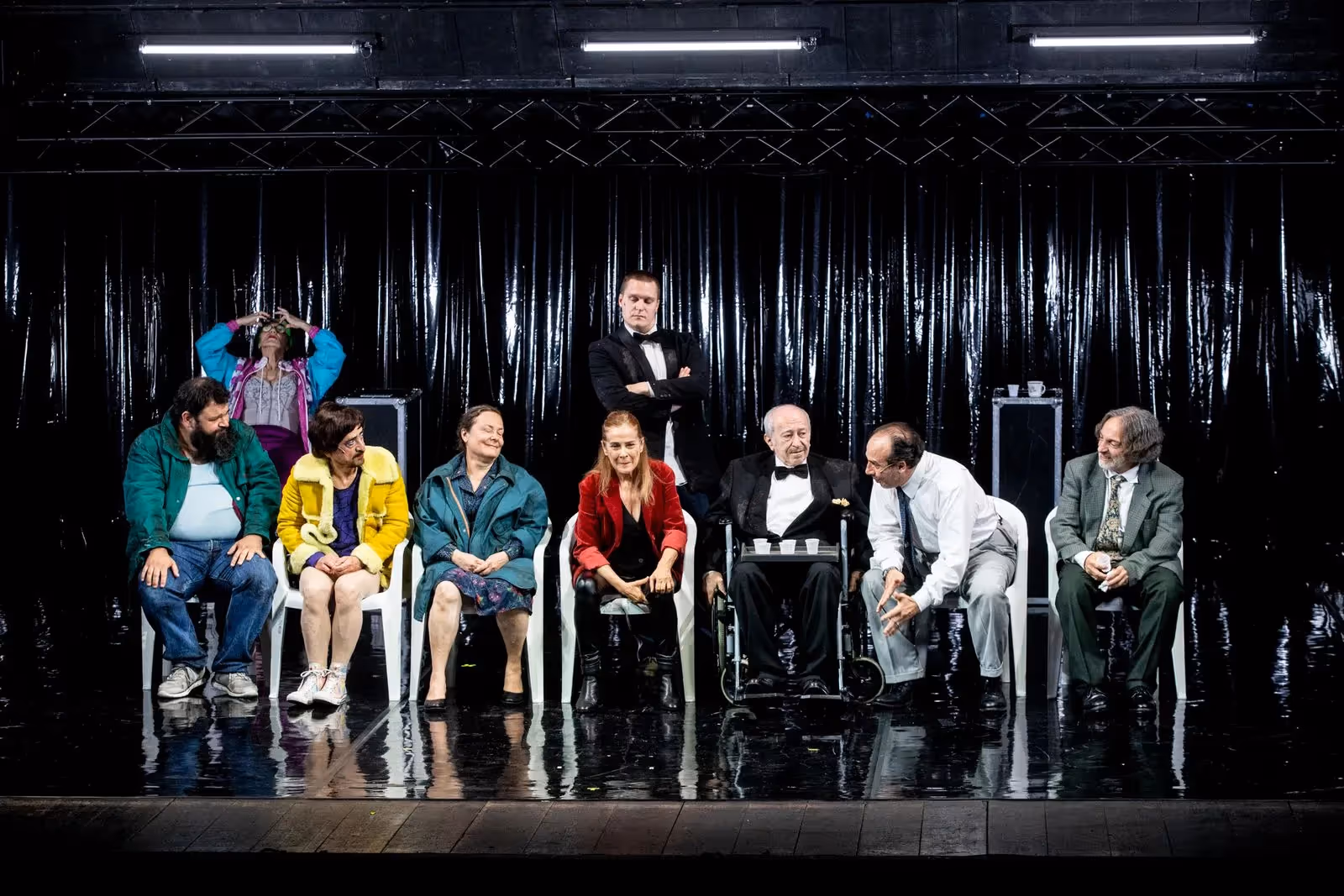 Scena teatrale colorata al Festival di Spoleto con attori seduti