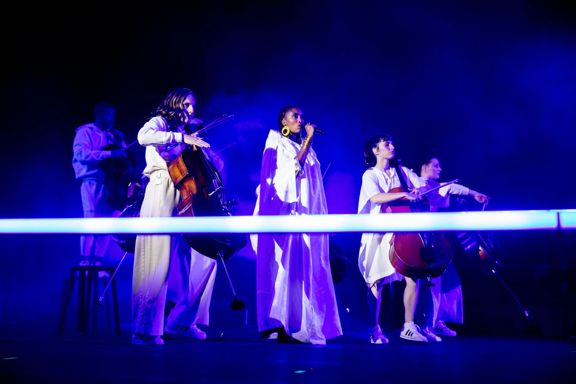 Esibizione musicale al Festival di Spoleto con musicisti in bianco sul palco