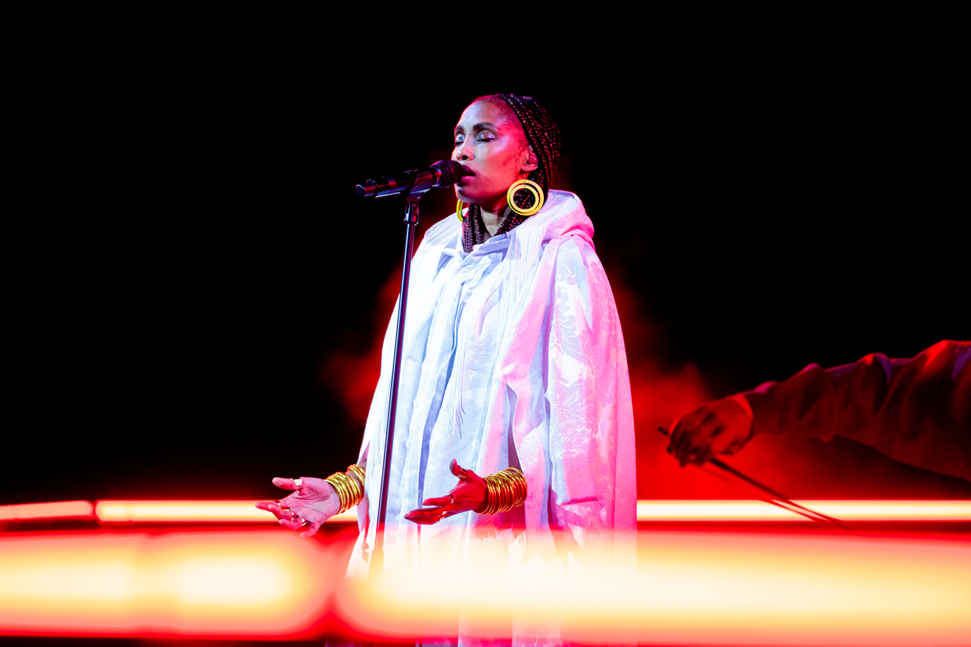 Performance at Festival di Spoleto, artist singing in white cape and gold jewelry