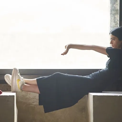 Performer in riposo al Festival di Spoleto, in posa artistica elegante