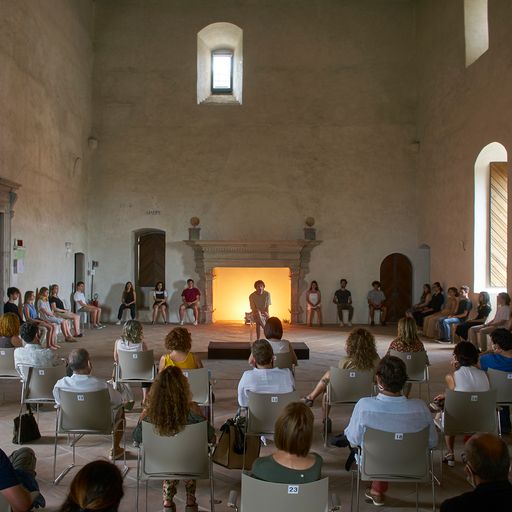 Performance suggestiva al Festival di Spoleto in antico spazio architettonico