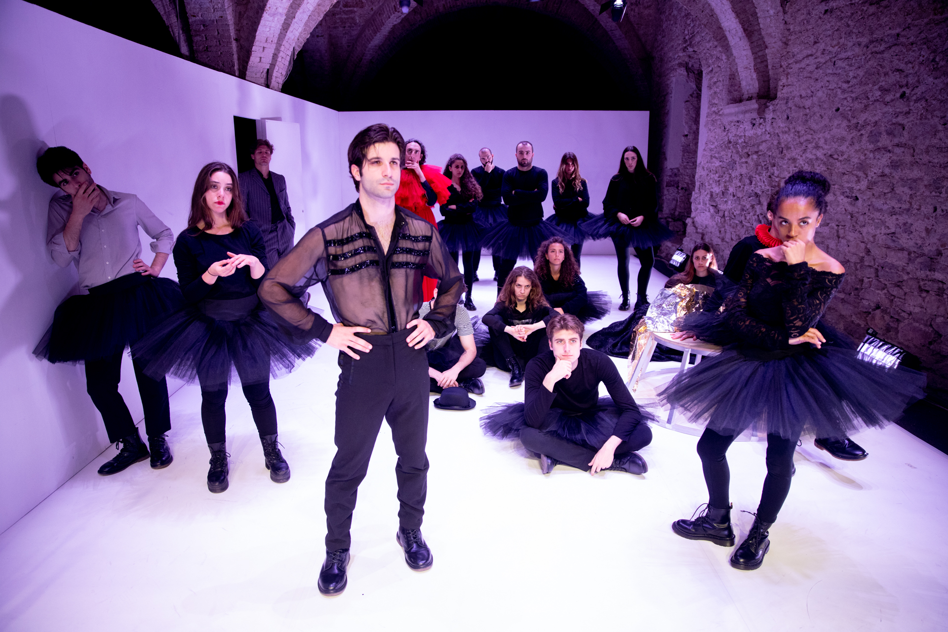 Performance artistica durante il Festival di Spoleto con ballerini in tutù nero