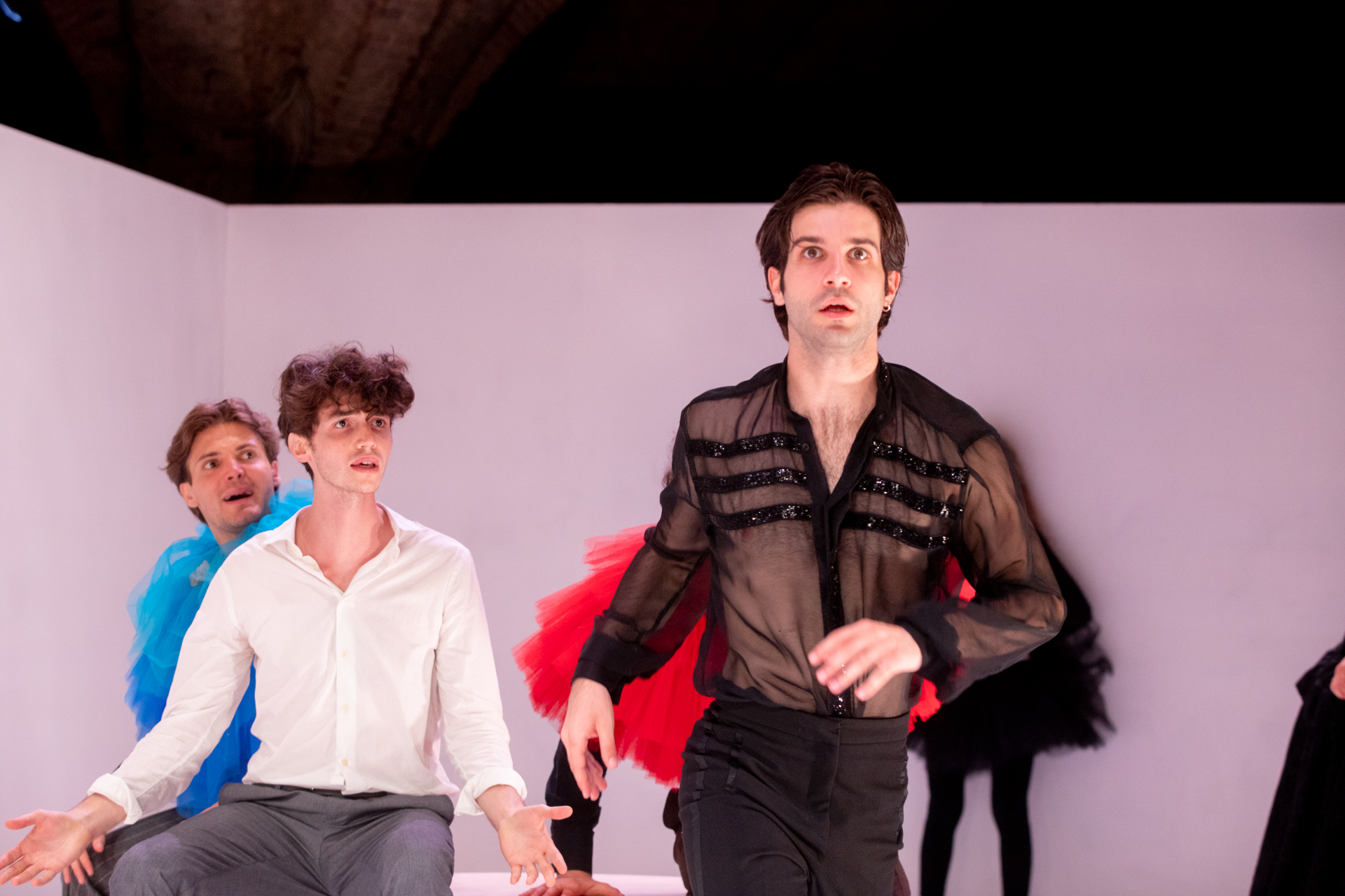 Artisti in scena al Festival di Spoleto, esibizione teatrale dinamica