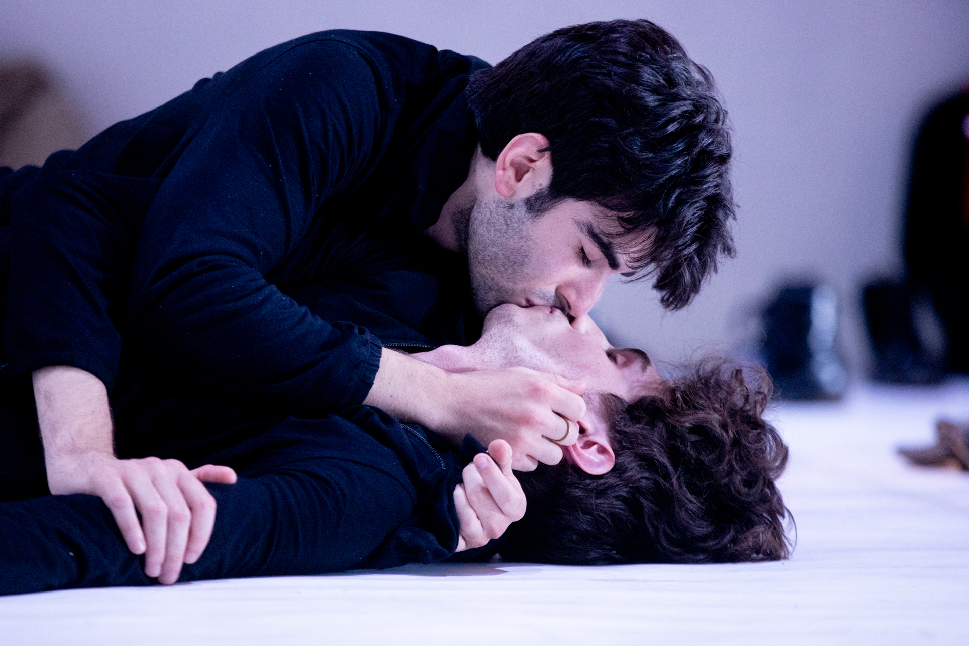 Scena intima al Festival di Spoleto, danzatori in un momento di passione