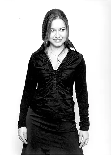 Young woman poses in black outfit at Festival di Spoleto promotional photoshoot