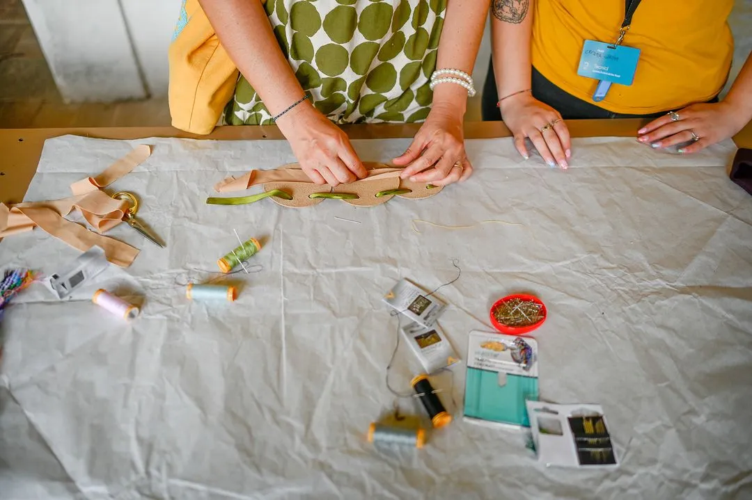 Preparazione artigianale al Festival di Spoleto con materiali creativi