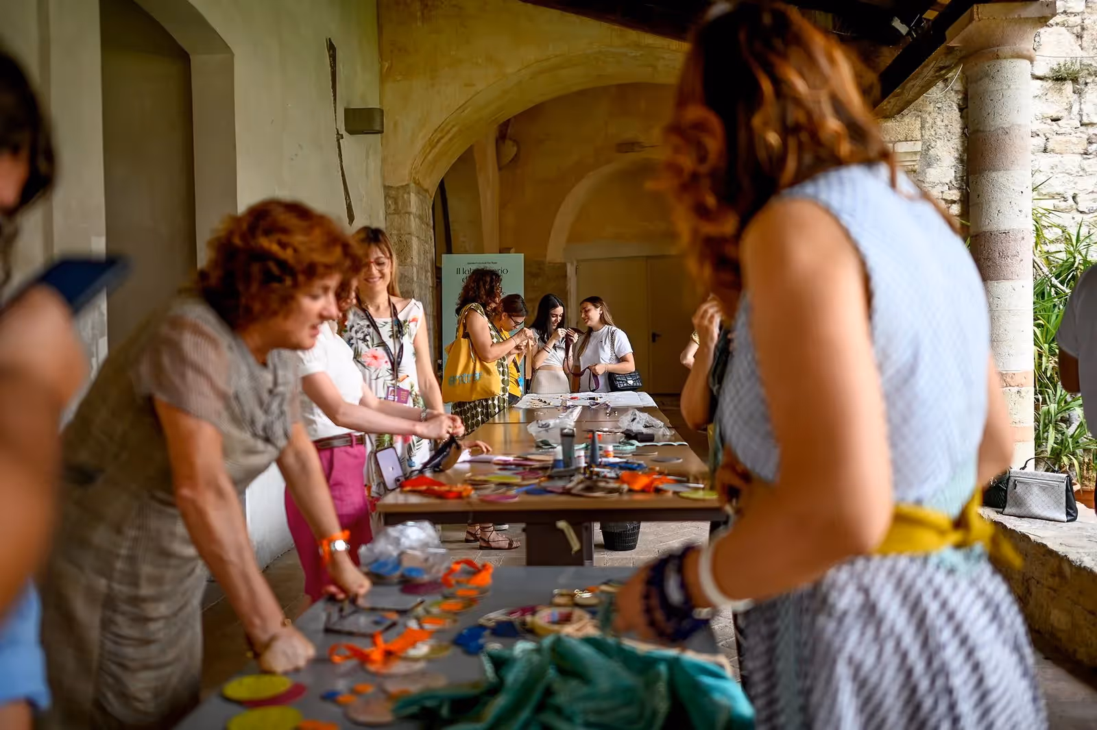 Donne al lavoro durante il Festival di Spoleto, creatività e condivisione
