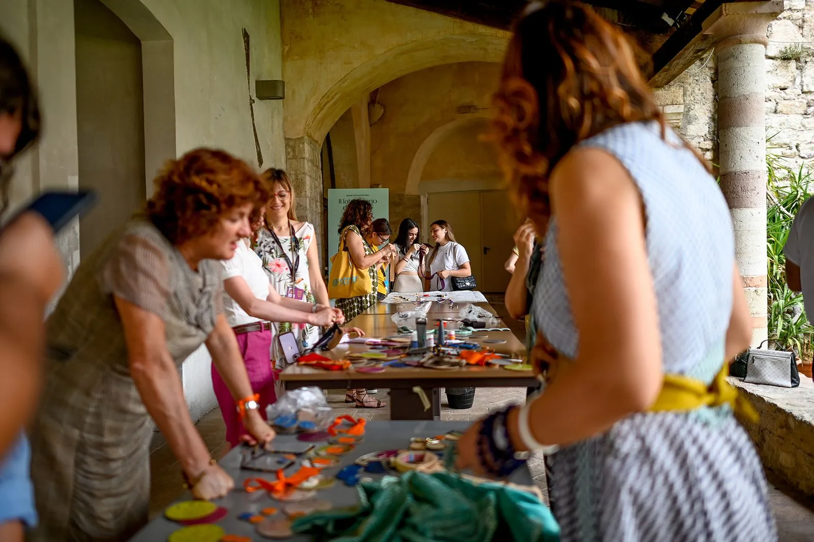 Donne al lavoro durante il Festival di Spoleto, creatività e condivisione