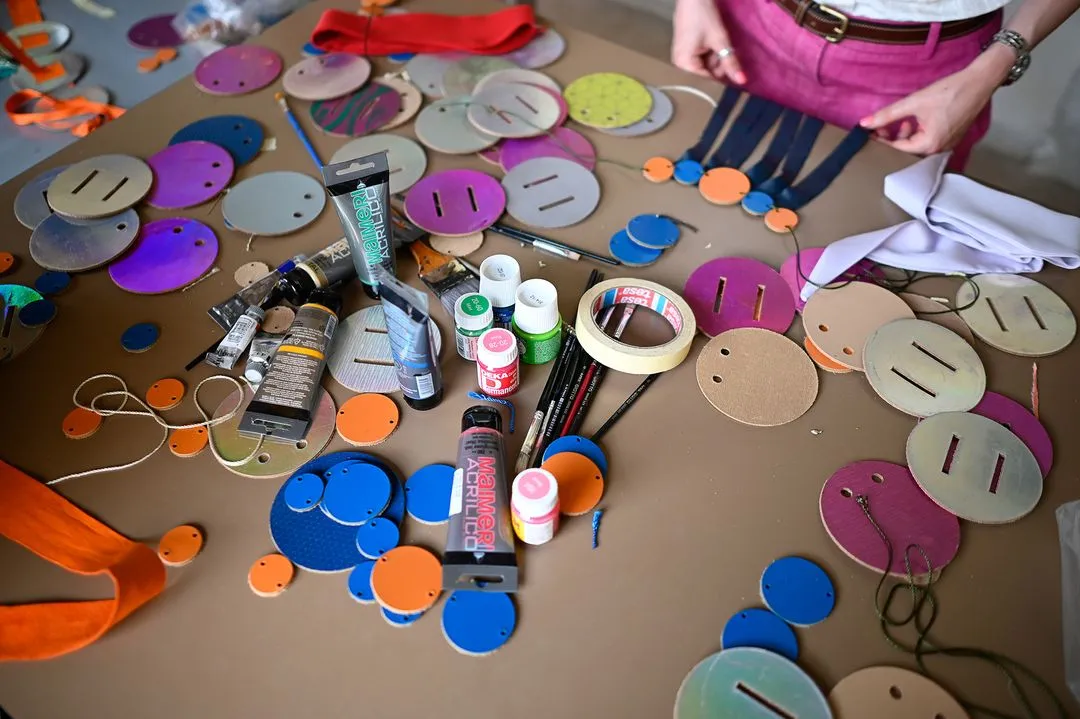 Preparazione creativa per il Festival di Spoleto con materiali colorati