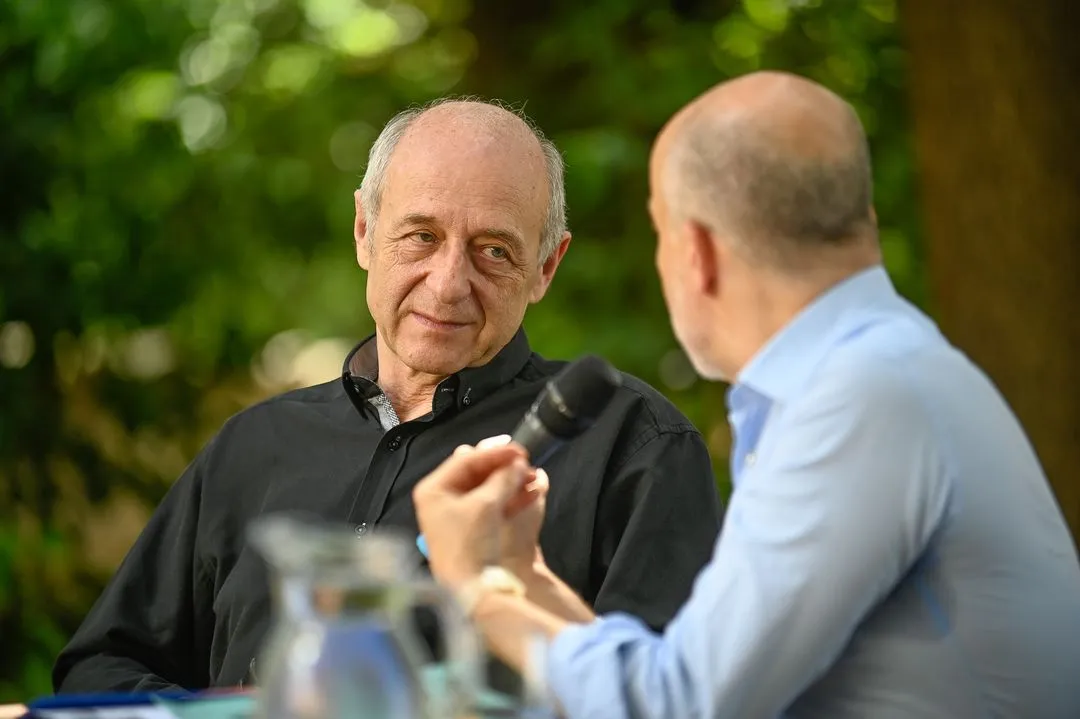 Intervista al Festival di Spoleto con anziano artista in nero