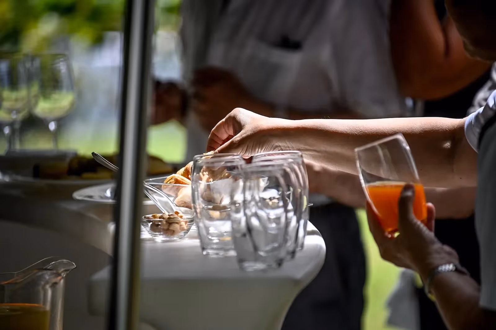 Preparazione di bevande al Festival di Spoleto, atmosfera conviviale