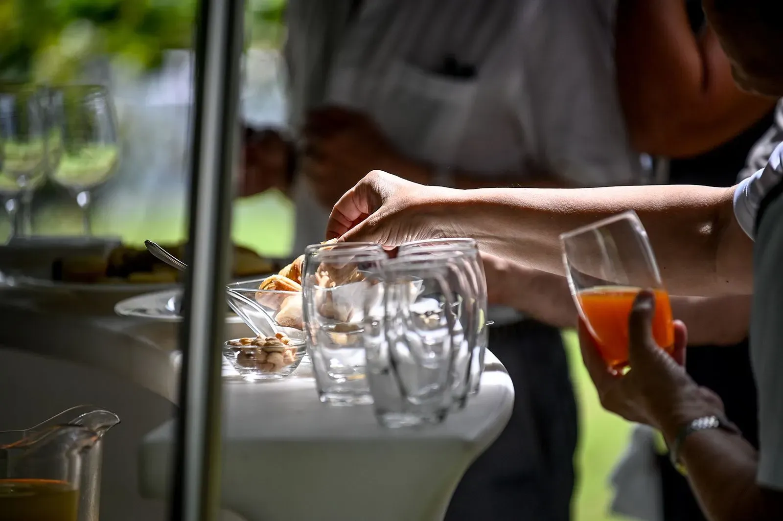 Preparazione di bevande al Festival di Spoleto, atmosfera elegante e raffinata