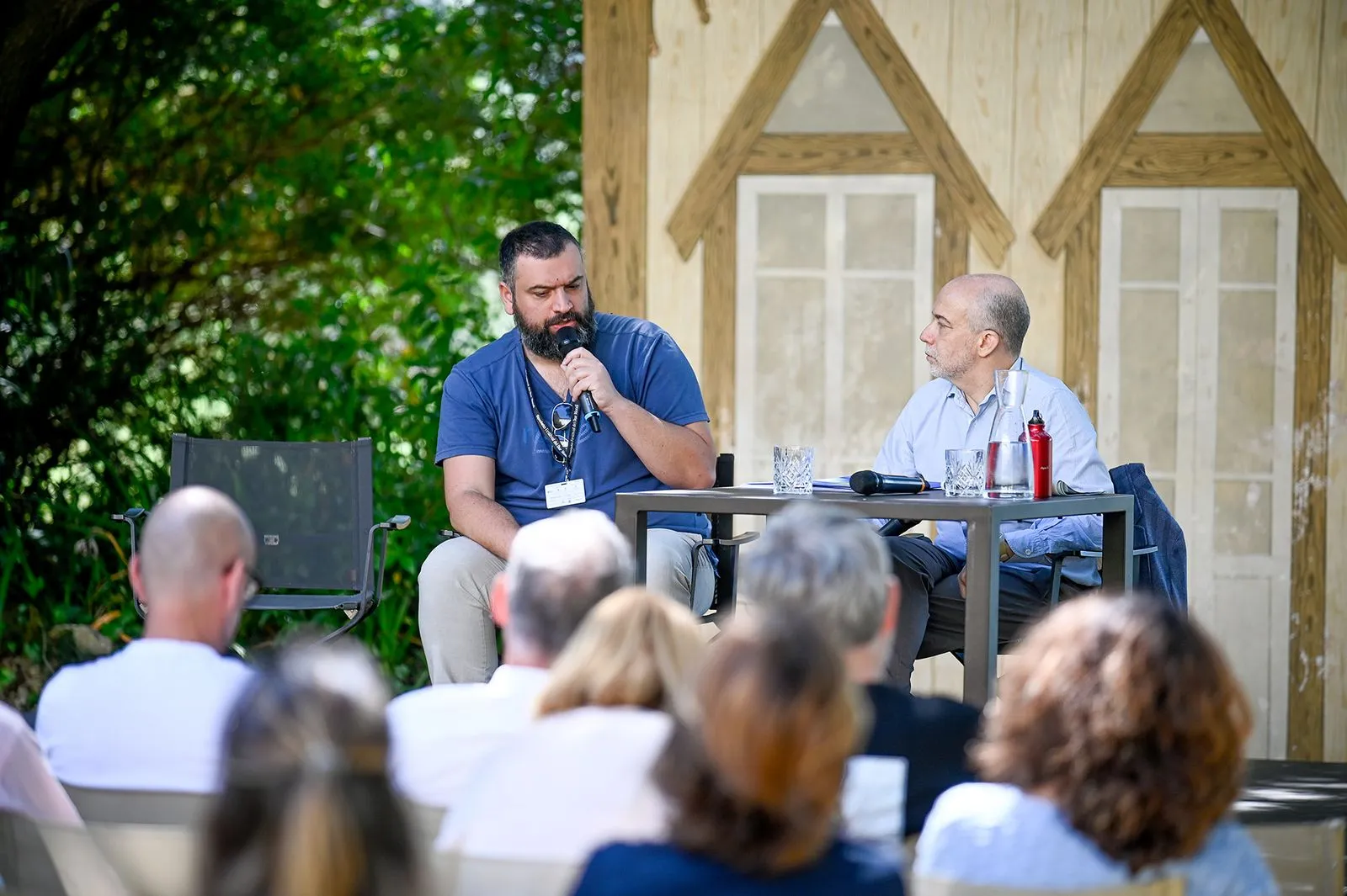 Dibattito al Festival di Spoleto con due oratori davanti a un pubblico attento