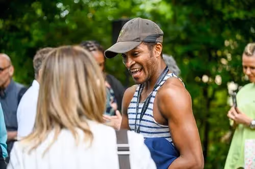 Risate al Festival di Spoleto, artisti sorridenti in un momento di gioia