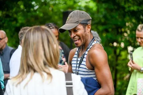 Risate al Festival di Spoleto, artisti sorridenti in un momento di gioia