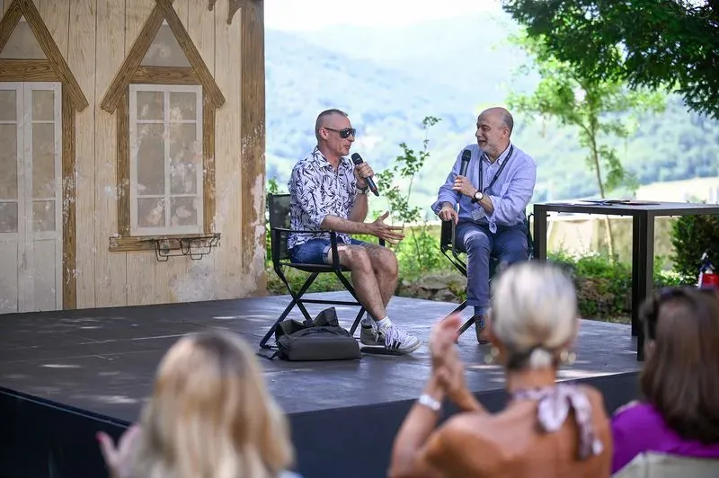 Due uomini in dialogo sul palco durante il Festival di Spoleto