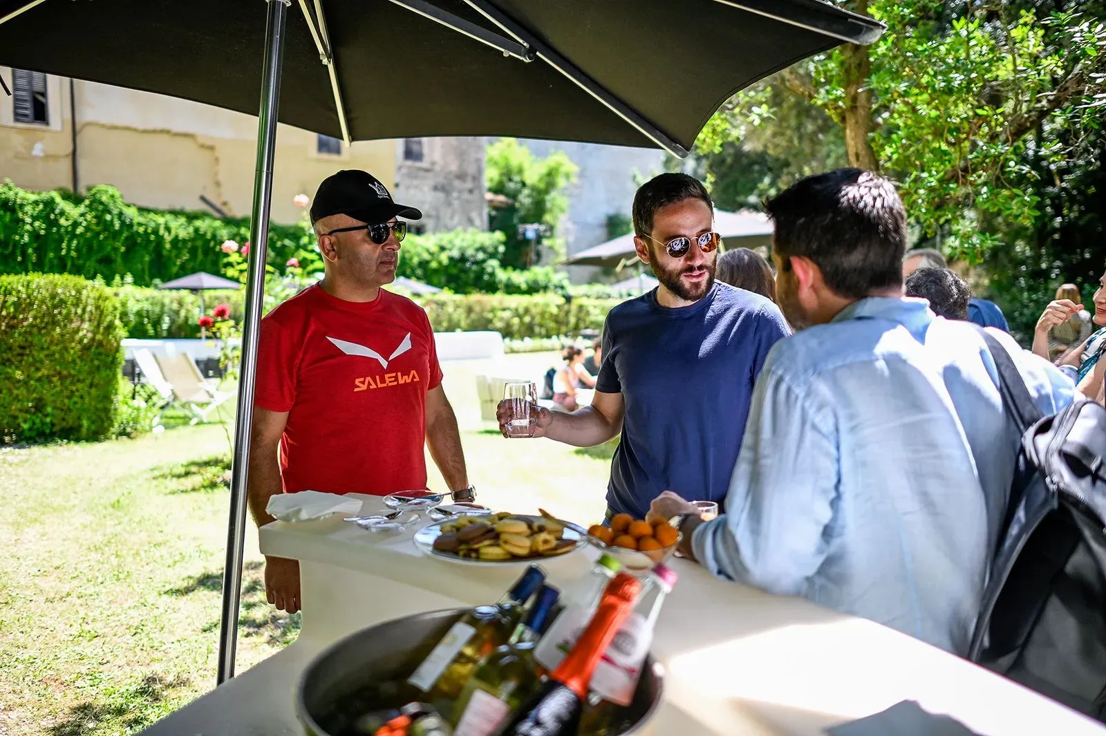 Pausa gastronomica al Festival di Spoleto tra bevande, snack e conversazione