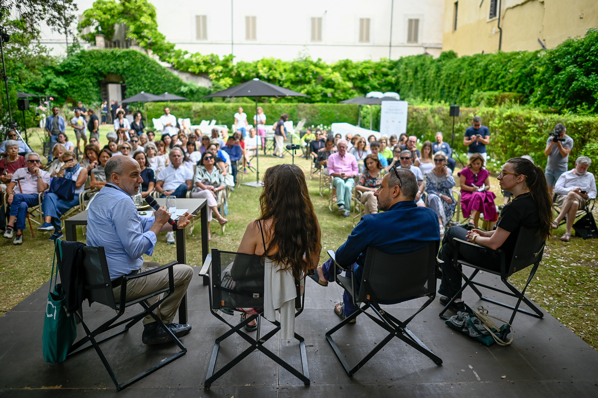 Outdoor panel discussion at Festival di Spoleto with speakers and engaged audience