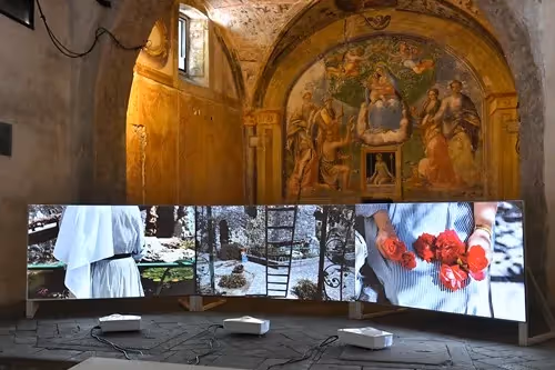 Installazione artistica al Festival di Spoleto, affresco storico e schermi digitali