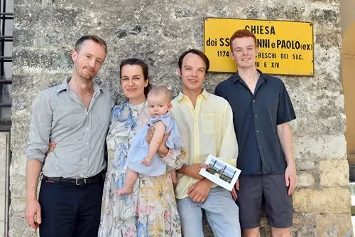 Gruppo di persone al Festival di Spoleto davanti a Chiesa dei Santi