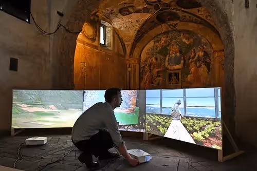 Installazione multimediale al Festival di Spoleto in antica sala affrescata